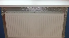 Jak zvýšit teplotu v bytě díky fólii za radiátorem a ušetřit za energie